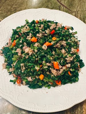 再到入备好的肉末一起翻炒。1分钟。加入辣椒配色,辣椒可以个人随意,关火上碟。