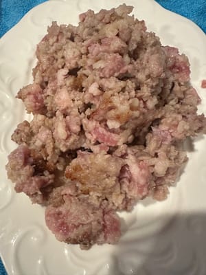 锅热放油。油热加入瘦肉末。翻炒八成熟。盛起备用。