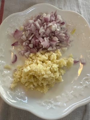 干葱蒜切小粒。