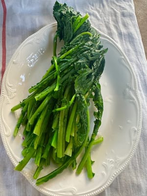 锅中的水烧开,放入将洗净的萝卜叶子,快速翻转,1分钟捞出。过冷水。冷却后将菜挤干水