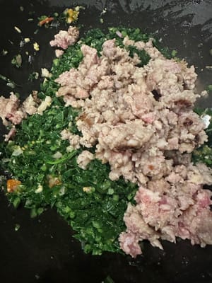 再到入备好的肉末一起翻炒。1分钟。加入辣椒配色,辣椒可以个人随意,关火上碟。