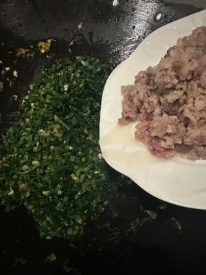 再到入备好的肉末一起翻炒。1分钟。加入辣椒配色,辣椒可以个人随意,关火上碟。