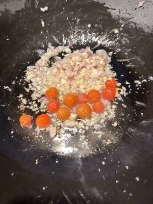 锅热放油。油热倒入葱蒜粒,翻炒出香味,➕入小番茄一起吵。炒至小番茄变软。倒入备好的菜一起翻炒两下