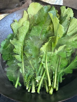 锅中的水烧开,放入将洗净的萝卜叶子,快速翻转,1分钟捞出。过冷水。冷却后将菜挤干水