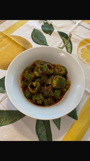 Versare nel chili, mescolare accuratamente e cospargere con semi di sesamo tostati.