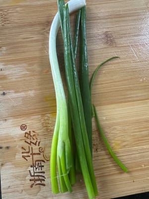 una cebolleta, tres dientes de ajo y tres rodajas de jengibre.