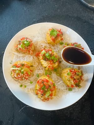 Coloque rodajas de jengibre encima y rocíe con 2/3 de cucharada de salsa de soja.