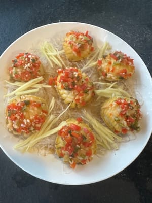铺上姜丝，淋上2/3汤匙生抽。