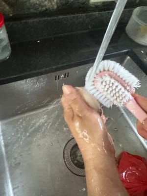 Después de remojarlo durante 20 minutos, limpie el abulón con un cepillo.