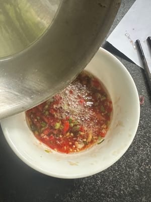 将所有的调料放在一起。调料适量，生抽，蚝油，蒜粒，葱，盐，调均匀，淋上热油，备用，两张图片。