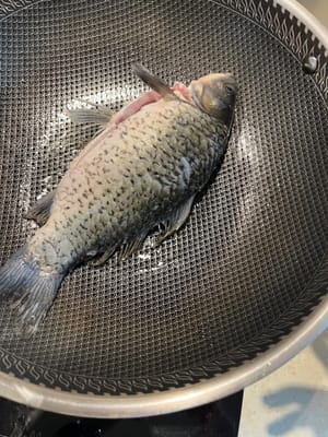 Scaldare la padella, aggiungere la carpa crucian