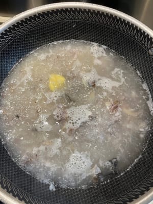 Versare 1 litro di acqua bollente, coprire e cuocere per 15 minuti