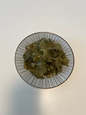 Mettere a bagno il kombu e metterlo da parte su un piatto
