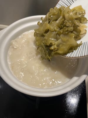 Metti il tofu nella zuppa e aggiungi le alghe