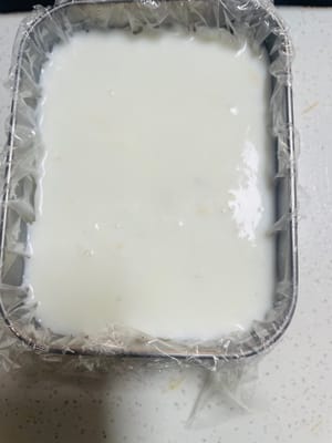 Biarkan dingin hingga tidak terlalu panas untuk dipegang sebelum menuangkannya ke dalam cetakan. Agar-agar ini mengeras dengan sangat cepat; jika sudah benar-benar dingin, agar-agar akan menggumpal dan rusak.