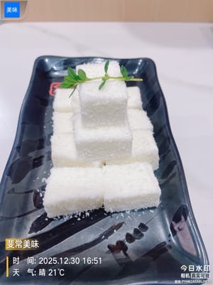 Setelah dikeluarkan dari cetakan, potong menjadi kubus kecil, gulingkan dalam kelapa parut, lapisi setiap sisinya dengan serpihan kelapa. Hidangan penutup kecil ini sangat harum!