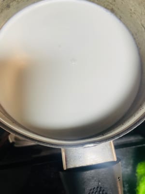 Tuang air agar-agar yang telah disiapkan sebelumnya, terus aduk hingga mulai mendidih, lalu segera matikan api!