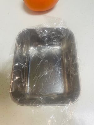 Ambil cetakan (kotak bekal atau wadah penyimpanan makanan bisa digunakan), lapisi dengan plastik pembungkus, dan ini akan menghemat waktu sekitar 10 menit untuk mengeluarkan makanan dari cetakan nanti. Anda akan tahu seberapa efektifnya setelah mencobanya.