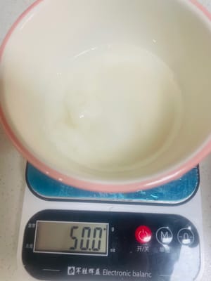 Dalam mangkuk kecil, campurkan 18g bubuk agar-agar dan 50g air, aduk hingga halus dan tidak menggumpal. Sisihkan. (Jika Anda melewatkan langkah ini, agar-agar akan menggumpal, jadi jangan malas!)