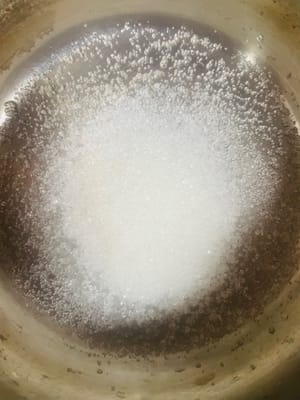 Letakkan panci kecil di atas kompor, tambahkan 30g gula pasir, lalu tuangkan 200ml susu dan 100ml santan. Untuk rasa yang lebih kaya, kurangi susu menjadi 150ml dan tambahkan 50g krim kental. Masak dengan api kecil hingga mulai mendidih; jangan sampai mendidih, karena teksturnya tidak akan lembut dan empuk.