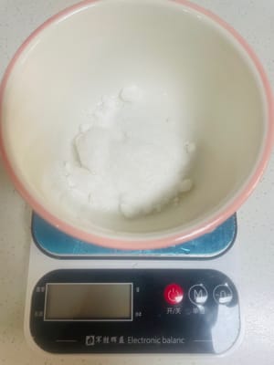 Dalam mangkuk kecil, campurkan 18g bubuk agar-agar dan 50g air, aduk hingga halus dan tidak menggumpal. Sisihkan. (Jika Anda melewatkan langkah ini, agar-agar akan menggumpal, jadi jangan malas!)