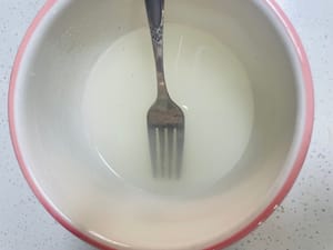 Dalam mangkuk kecil, campurkan 18g bubuk agar-agar dan 50g air, aduk hingga halus dan tidak menggumpal. Sisihkan. (Jika Anda melewatkan langkah ini, agar-agar akan menggumpal, jadi jangan malas!)