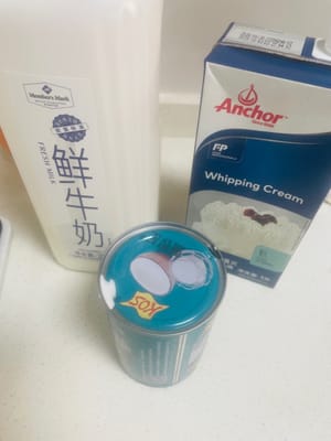 Ambil cetakan (kotak bekal atau wadah penyimpanan makanan bisa digunakan), lapisi dengan plastik pembungkus, dan ini akan menghemat waktu sekitar 10 menit untuk mengeluarkan makanan dari cetakan nanti. Anda akan tahu seberapa efektifnya setelah mencobanya.