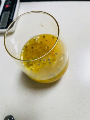 aggiungere 200 ml di succo di ananas e succo di frutto della passione in una tazza, versare acqua frizzante ghiacciata, aggiungere il limone profumato e bere.