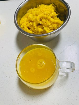Peel and cut fresh pineapple into pieces, use a juicer/juicer to squeeze out the pineapple juice (keep the residue for filling/discard it), filter out the pulp residue, and get pure pineapple juice, about 200-250ml (adjust according to the size of the pineapple)