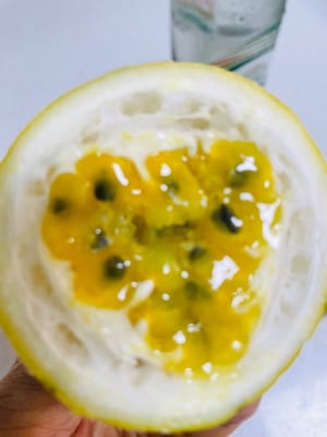 Cut the passion fruit in half and scoop out the juice for later use. This yellow passion fruit is very sweet and can be eaten directly. I mainly eat it and don't waste it. If you like appearance, you can filter it.