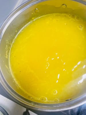 Boil to inactivate protease (key to remove fishy smell + protect the stomach) Pour pineapple juice into a small milk pot, boil over medium heat, then turn to low heat and cook for 5-8 minutes (don't cook too long, it will lose the fruity aroma), stir gently with a spoon during the period to avoid burning the bottom.
~ High temperature can destroy the