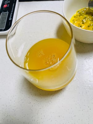 aggiungere 200 ml di succo di ananas e succo di frutto della passione in una tazza, versare acqua frizzante ghiacciata, aggiungere il limone profumato e bere.