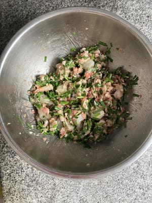 Add chives to the other half portion of pork and mix.