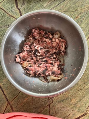 Add fungus to half portion of the pork and mix.