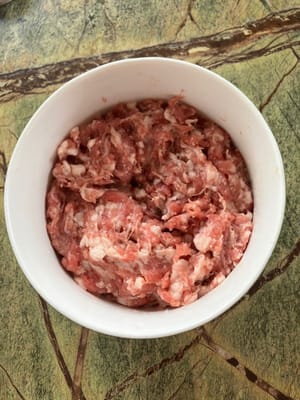 Mince pork seasoned with peanut oil, soy sauce, sugar, salt, potato starch, white pepper, white wine, sesame oil and juice of ginger