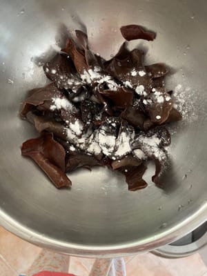 Add 1 teaspoon potato starch and rub thoroughly to remove any remaining dirt