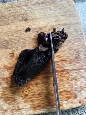 After 20 minutes drain the water, cut the head off the fungus and discard