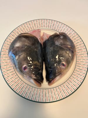 魚頭洗乾淨開兩邊