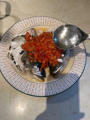 魚頭蒸好後淋熟油