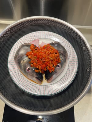 水滾將魚頭擺落去
