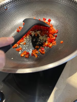 爆香薑蒜頭之後倒入大紅椒