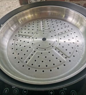 preparare una padella, versare l'acqua, attendere che l'acqua bolla