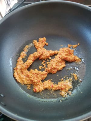 Preparare una padella, versarvi 1 cucchiaio di olio, quindi aggiungere le spezie macinate.