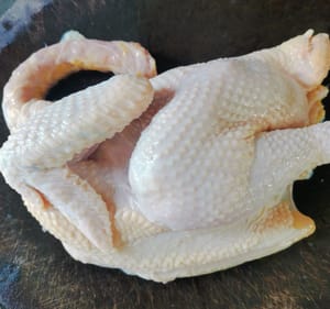 lavare bene la carne di pollo e asciugarla.