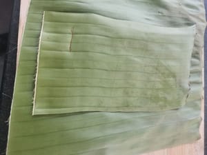 preparare le foglie di banano per l'involucro