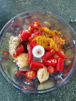 Preparare gli ingredienti macinati (scalogno, aglio, noci di cocco, peperoncini rossi, spezie per la marinata e aggiungere 2 cucchiai di olio)