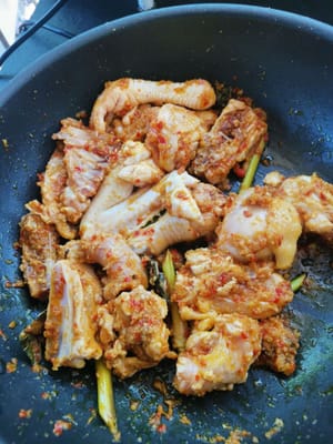 quindi mescolare il pollo fino a quando le spezie non saranno ben amalgamate.