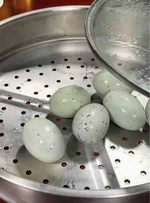 皮蛋放进锅里蒸8分钟。
蒸过的皮蛋。不会流蛋黄。