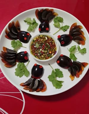 调料汁放盘中，香菜配色，完成