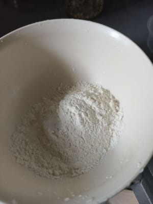 Dann machen wir den Pfannkuchenteig, bereiten 30 g Allzweckmehl vor.